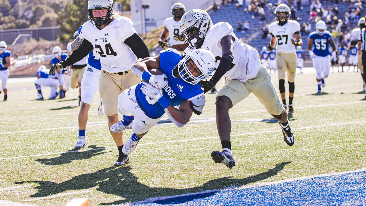 Moleni's 25-yard TD run for 21-14 game lead (Photo by Patrick Nguyen / @patrophoto)